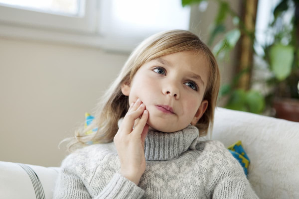 bambino-digrigna-denti-giorno